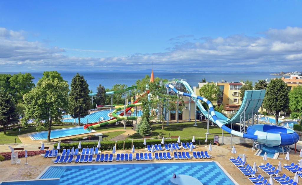内塞伯尔Sol Nessebar Mare All Inclusive的度假村内带水滑梯的游泳池