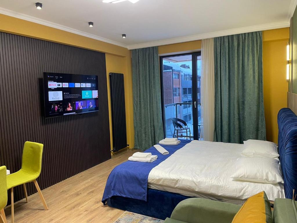 古多里Brand new apartment near Gondola的配有一张床和一台平面电视的酒店客房