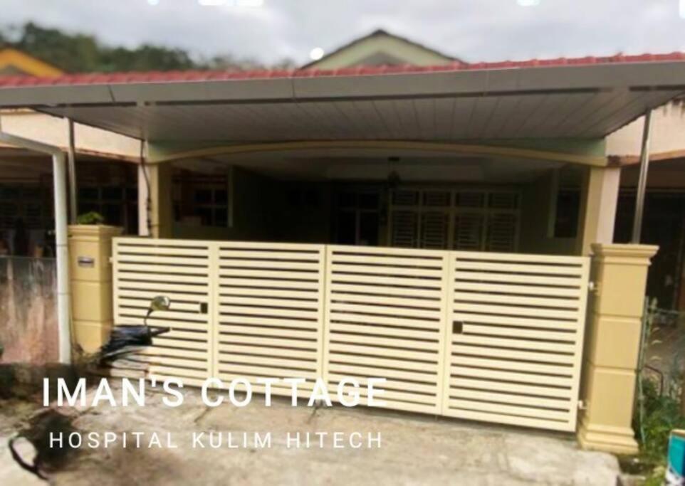 居林Iman’s Cottage Hospital Kulim Hitech的房屋前的白色围栏