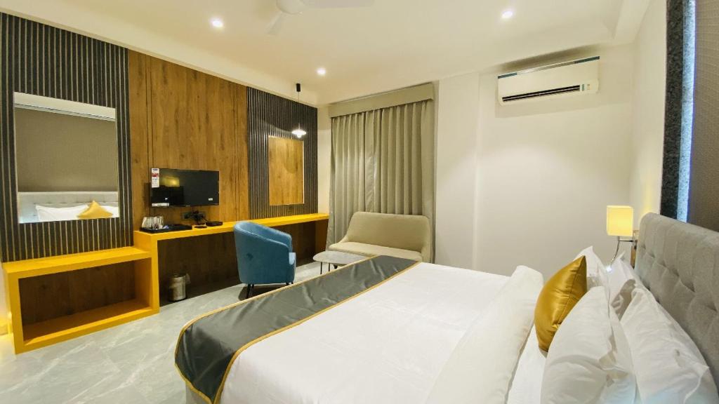 GodarpuraThe Shankara View的配有一张床和一把椅子的酒店客房
