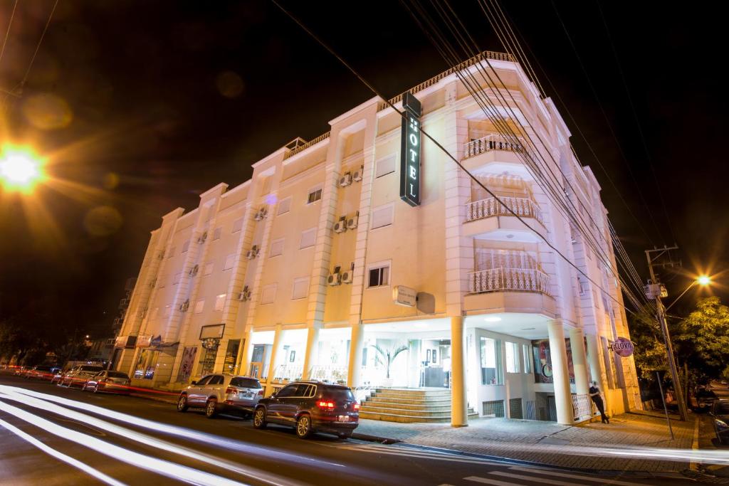 弗朗西斯科贝尔特朗Francisco Beltrão Palace Hotel的城市街道上的一个大型建筑