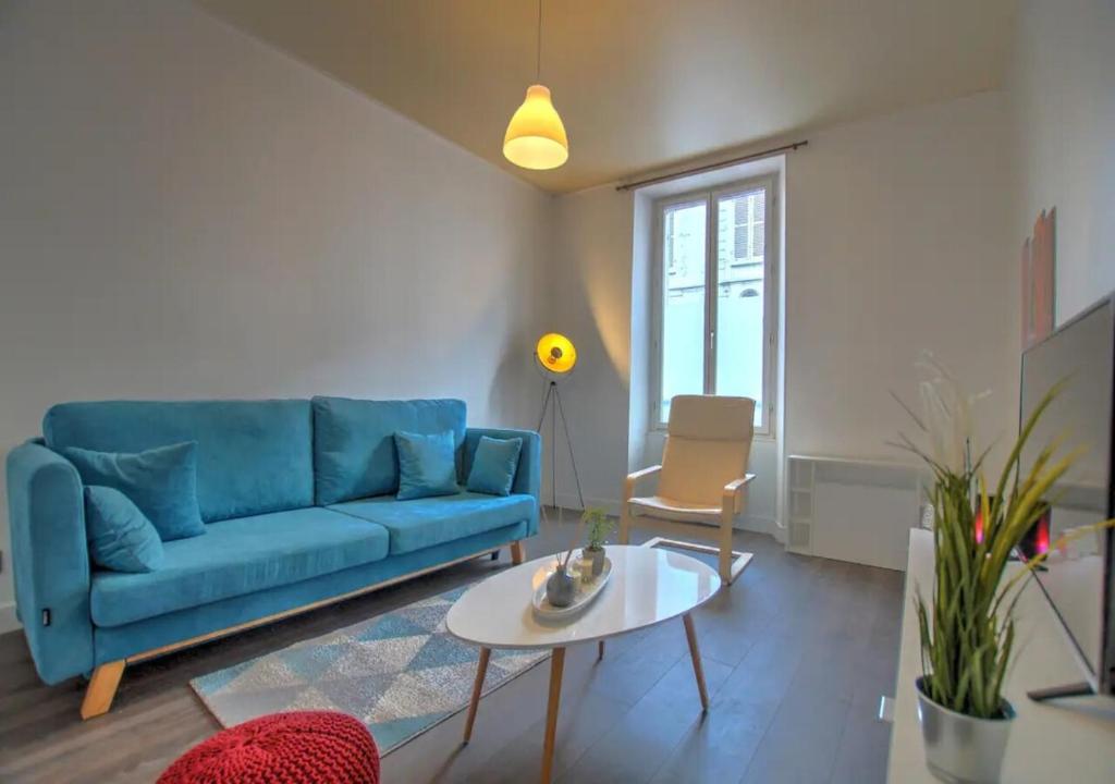 蒙塔日Eden Garden climatisé avec une terrasse的客厅配有蓝色的沙发和桌子