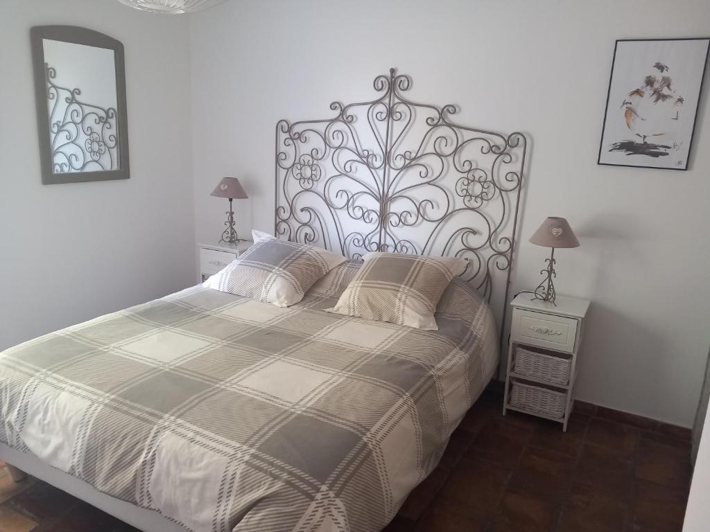 阿尔勒Mas Sicard chambre d'hôtes en Camargue的一间卧室设有一张大床和两个床头柜