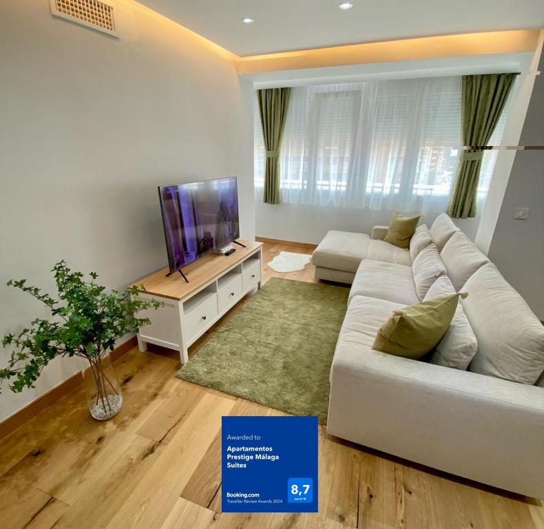 马拉加Apartamentos Prestige Málaga Suites的客厅配有白色沙发和电视