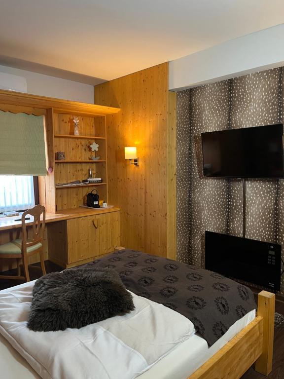 吕登沙伊德斯波特艾姆吉费卢克酒店的一间卧室设有一张带平面电视的床。