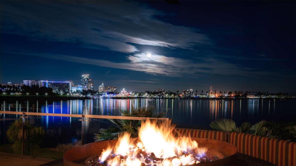 长滩玛雅酒店 - 希尔顿逸林酒店的夜间水面上的火坑