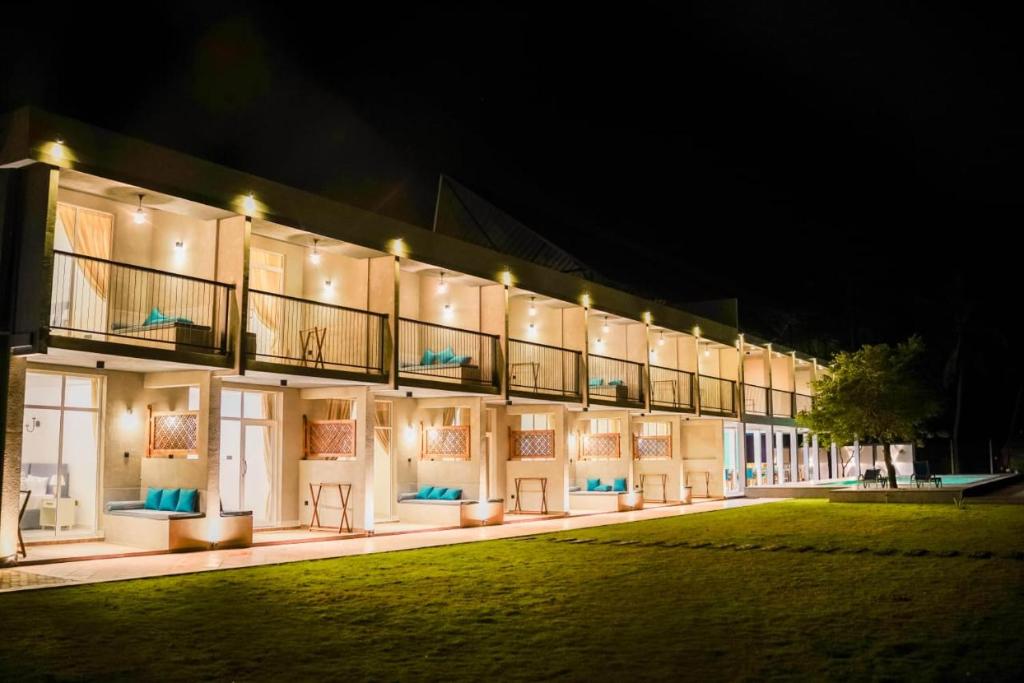 卡尔皮蒂耶Hiru Beach Resort的一座在晚上有灯的大建筑