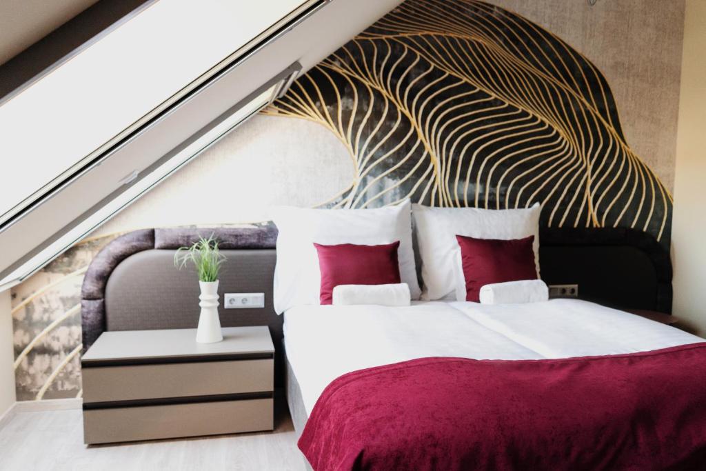 塞格德RIVA Boutique Hotel的一间卧室设有一张大床和大墙
