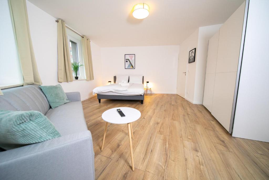 杜塞尔多夫Stylish Apartments - 71 m² - Zentral - 10 Min Messe的客厅配有沙发和桌子