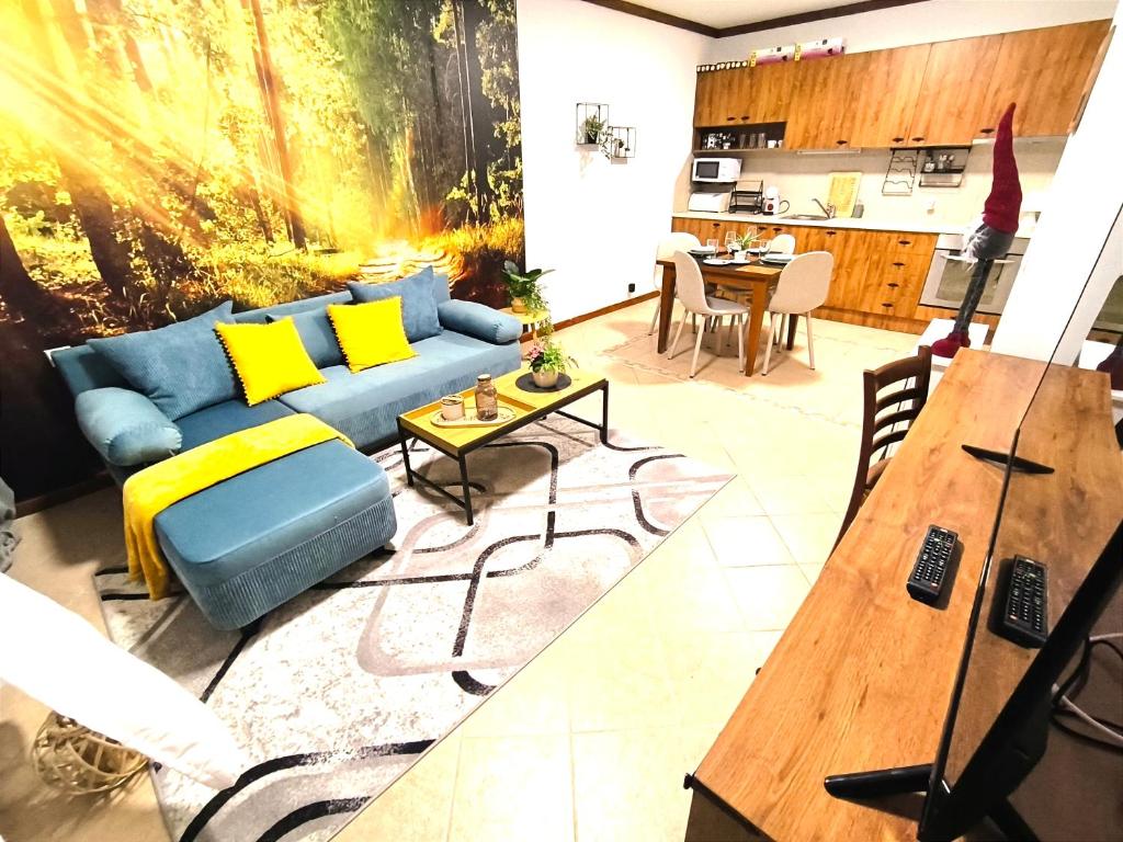 班斯科6 Luxury SPA Apartments TOP resort Bansko - incl wellness的客厅配有蓝色的沙发和桌子