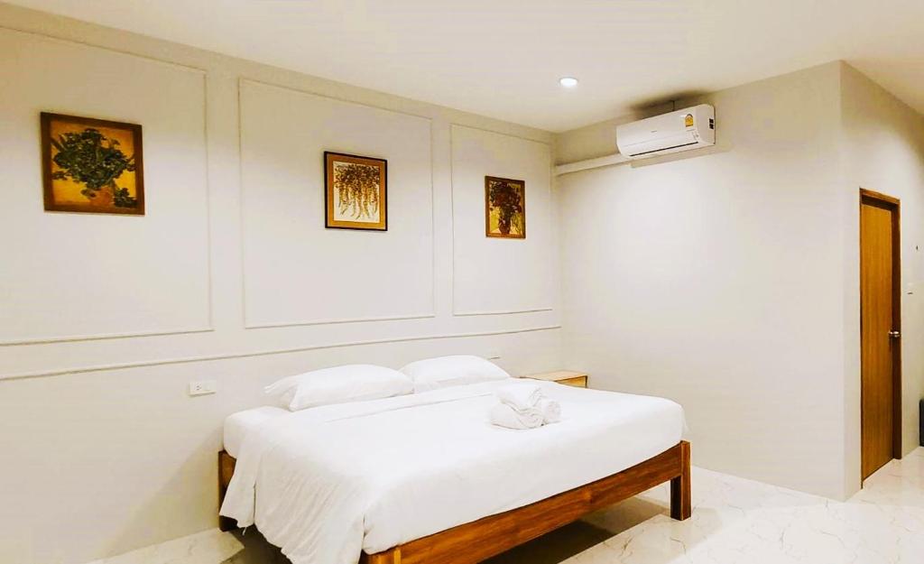 清刊Chiang Khan Dwelling的白色客房,配有白色床单