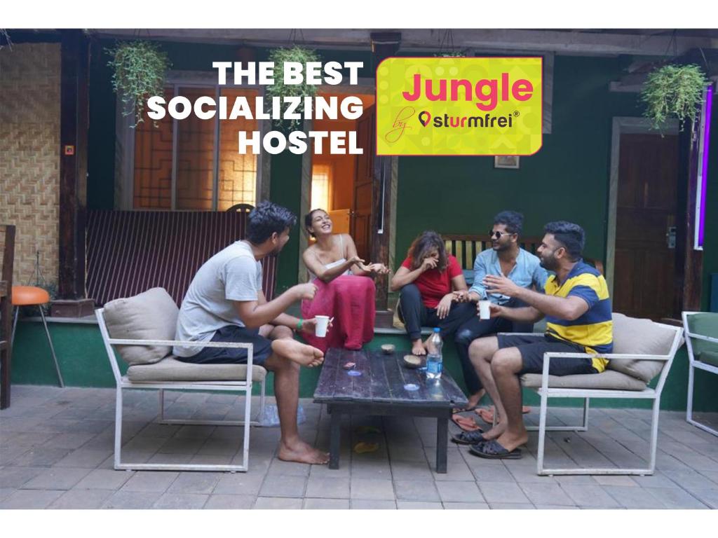 瓦加托Jungle by sturmfrei Vagator的一群坐在椅子上的人