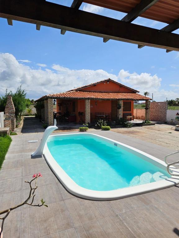 路易斯科雷亚Casa ampla e agradável no Barramares, Luis Correia的房屋前的游泳池