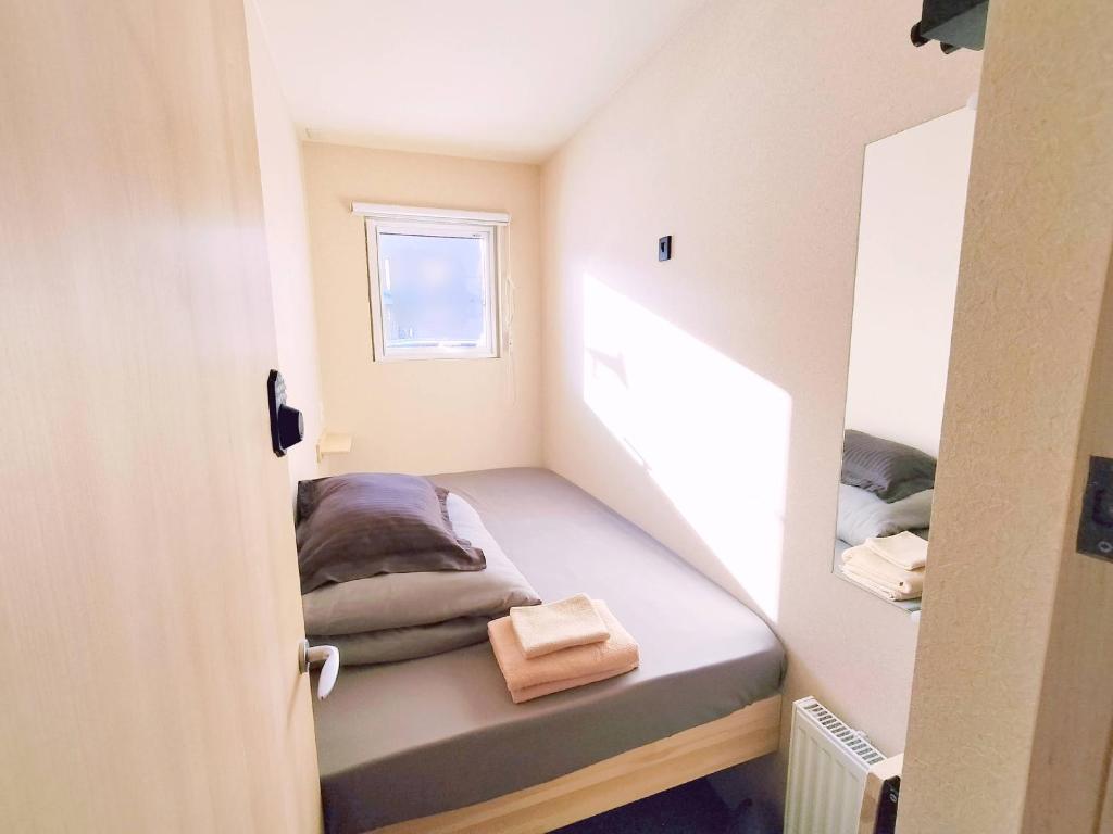 小樽Sho inn MINIMAL HOTEL 小樽駅から無料送迎あり的小房间设有床和窗户
