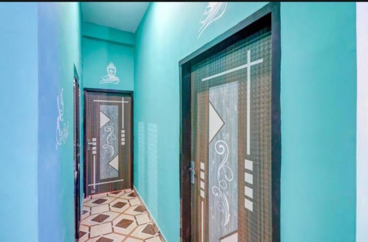 勒克瑙Shri Radhe Krishna Bhawan的客房设有2扇门,铺有瓷砖地板。