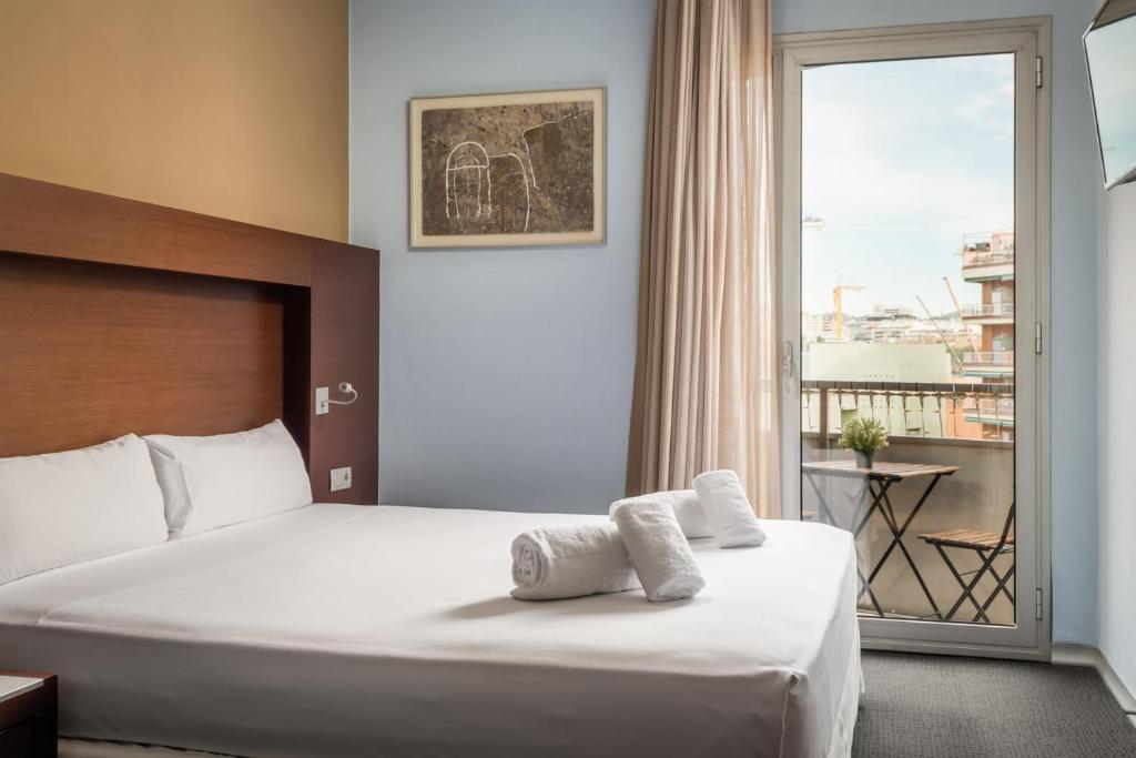 略夫雷加特河畔奥斯皮塔莱特马达尼斯酒店的酒店客房设有一张床和一个大窗户