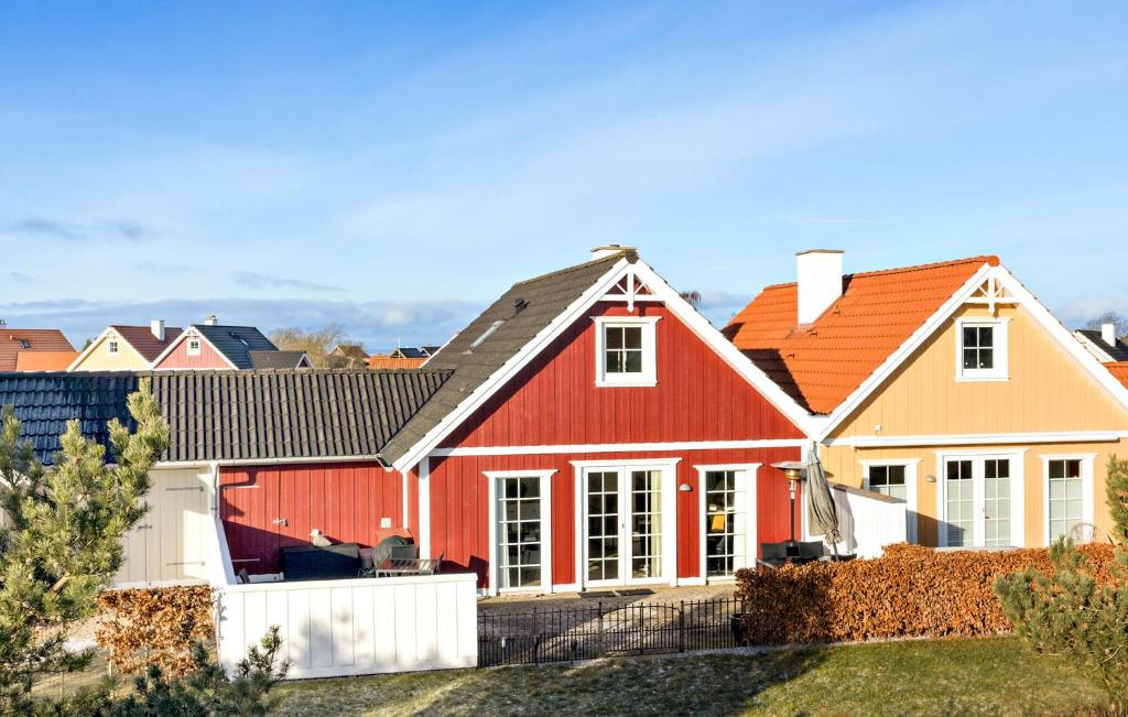 布罗Stunning Home In Brenderup Fyn With Wifi的红色房子,有橙色屋顶