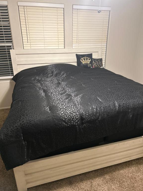 拉斯维加斯Amazing Stay的卧室内的一张带黑色棉被的床