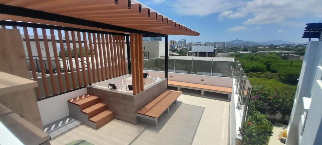 圣玛尔塔Apartamento cerca a la playa, Jacuzzi privado的房屋内的阳台配有浴缸