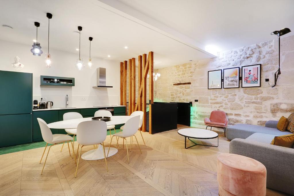 巴黎Pick A Flat's Apartments in Place des Vosges - Rue de Birague的客厅配有沙发和桌椅