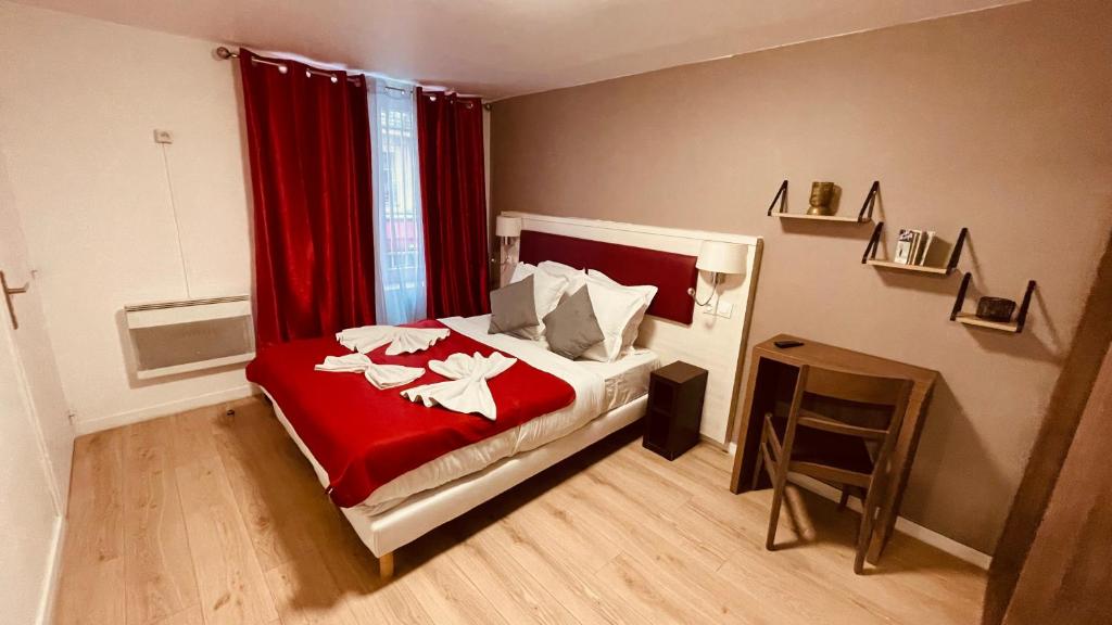 巴黎杰夫酒店的一间卧室配有一张带红色毯子的床和窗户。