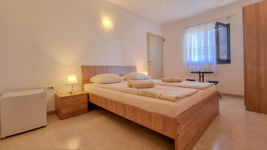 诺维格勒伊斯特拉Lucijana Room的一间卧室设有一张大床和一个窗户。