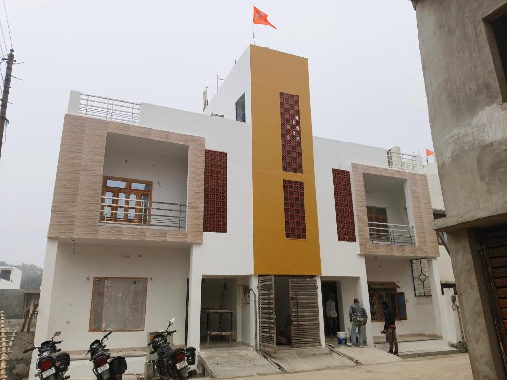 AyodhyaPran Prasadam的两辆摩托车停在楼前的建筑物