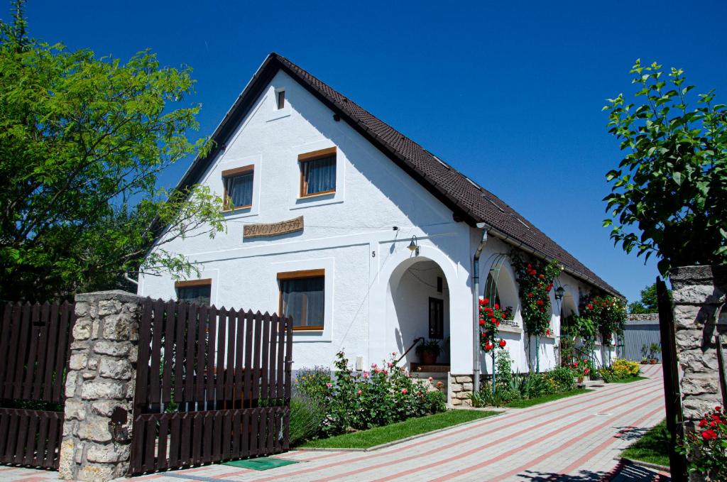 克韦什卡尔Bánóporta的白色的房子,有黑色的屋顶和栅栏
