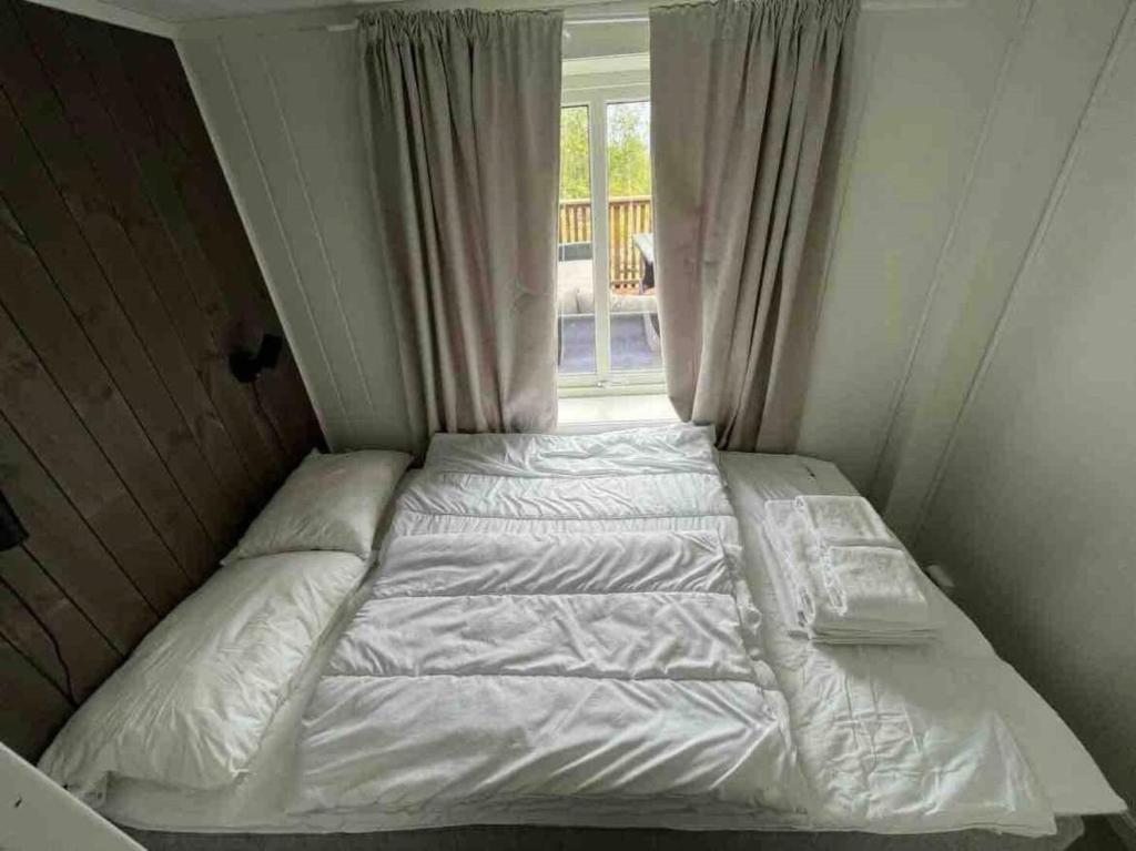 索尔瓦根KB Basement Apartment的一个小房间的一个床位,设有窗户