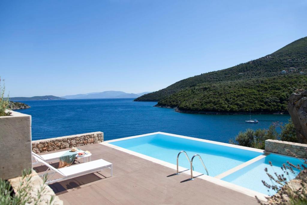 塞沃塔VILLAS MIRO - Luxury Villas with Direct Sea Access for 14 people的海景游泳池