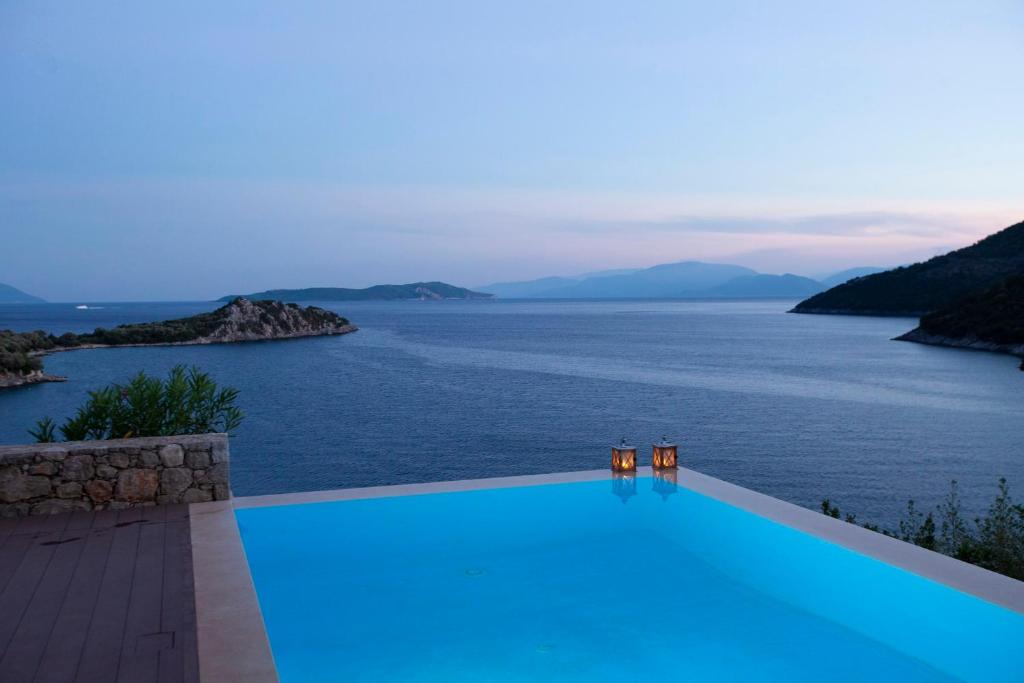 塞沃塔Villa Kalamos - Modern Villa in Sivota Bay with Direct Access to Sea的享有水景的游泳池