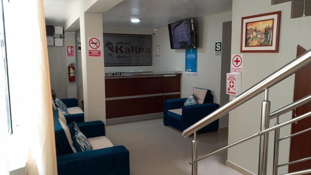 查查波亚斯HOSTAL IMPERIO KALLPA的医院走廊,带蓝色椅子和等候室