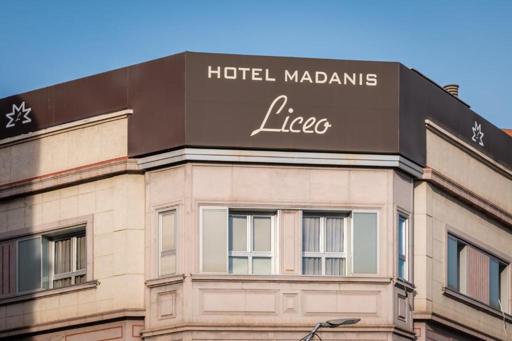 略夫雷加特河畔奥斯皮塔莱特马达尼斯里塞奥酒店的一座带有读取酒店马丹斯莱斯莱斯莱斯的标志的建筑