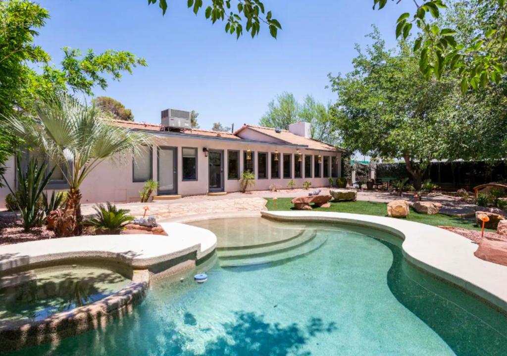 拉斯维加斯Luxurious 9 Bedroom Home In Las Vegas的一座房子后院的游泳池