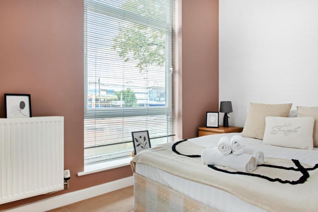 诺丁汉Spacious 2 bedroom apartment opposite QMC Hospital的一间卧室配有一张床,上面有两条毛巾