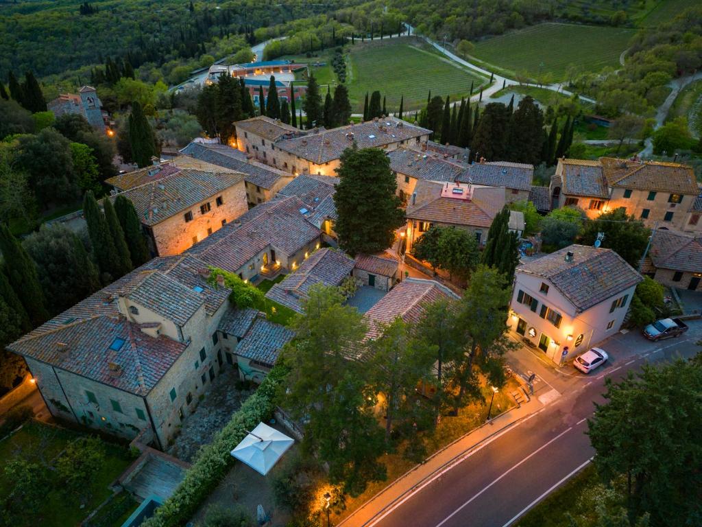 卡斯特利纳-因基安蒂Castello di Fonterutoli Wine Resort的享有街道上大房子的空中景致