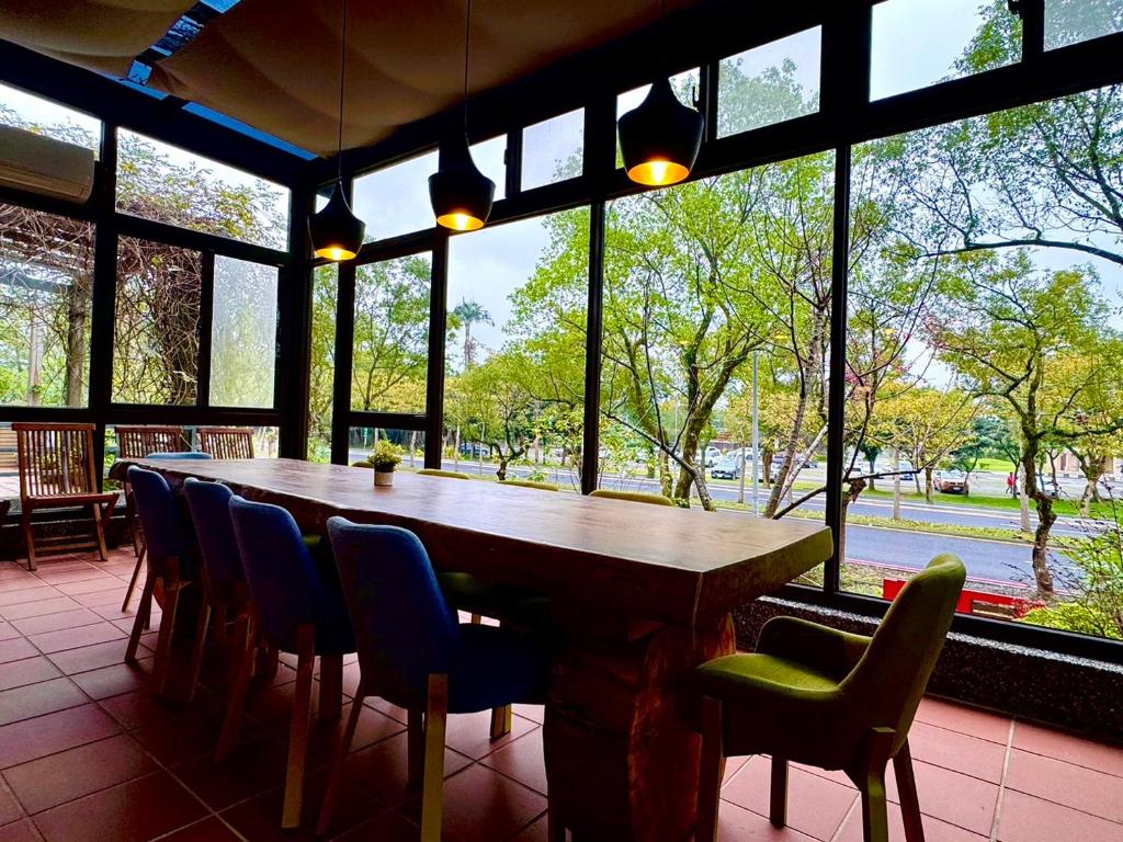 罗东镇罗东公园Villa民宿的大房间设有木桌和椅子