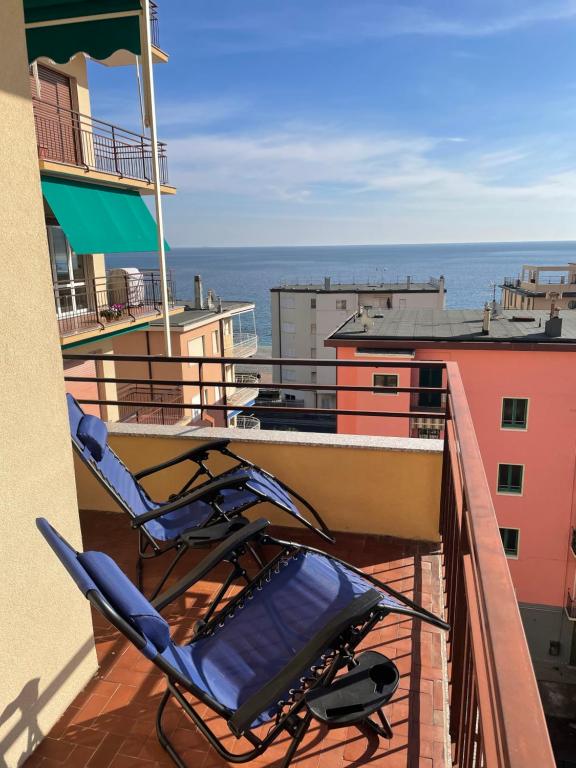 斯波托尔诺Appartamento vista mare di Marco的海景阳台上的椅子