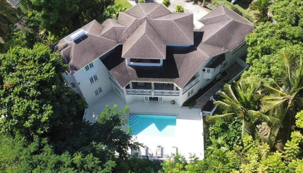 圣詹姆斯Gully Point的享有带游泳池的房屋的空中景致