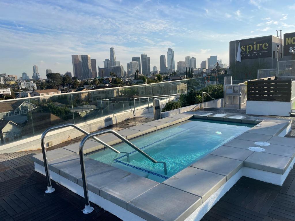 洛杉矶Luxury Downtown Los Angeles Penthouse Condo with Skyline Views的一座城市天际线建筑的顶部游泳池