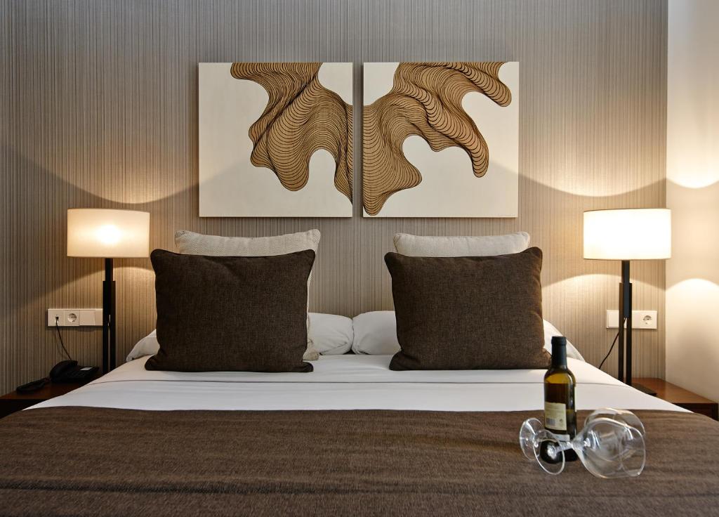 奥伦塞卡里斯卡德纳尔克韦多酒店的卧室配有一张壁画和两张画的床铺。
