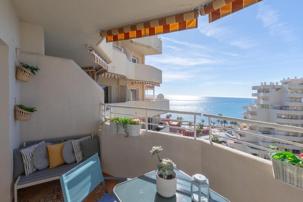 贝纳尔马德纳Apartamento costa del Sol的一个带桌椅的海景阳台