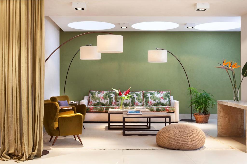 布宜诺斯艾利斯博芳特公寓式酒店的客厅配有沙发和椅子