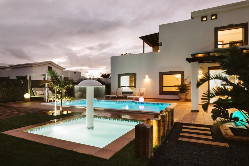 普拉亚布兰卡Villa Marabú的庭院中带游泳池的房子