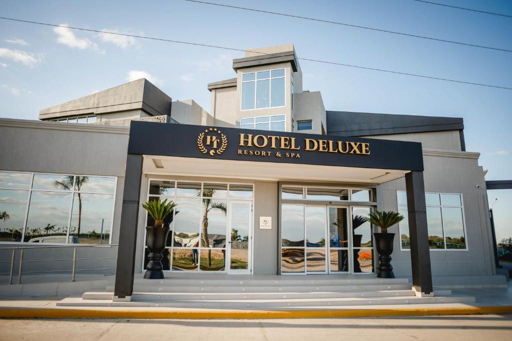 圣地亚哥-德尔埃斯特罗HT Hotel Deluxe Resort & SPA的大楼前的酒店关闭标志