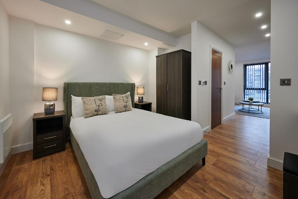 利物浦Host & Stay - Sevenstays Aparthotel的卧室配有一张白色的大床,铺有木地板