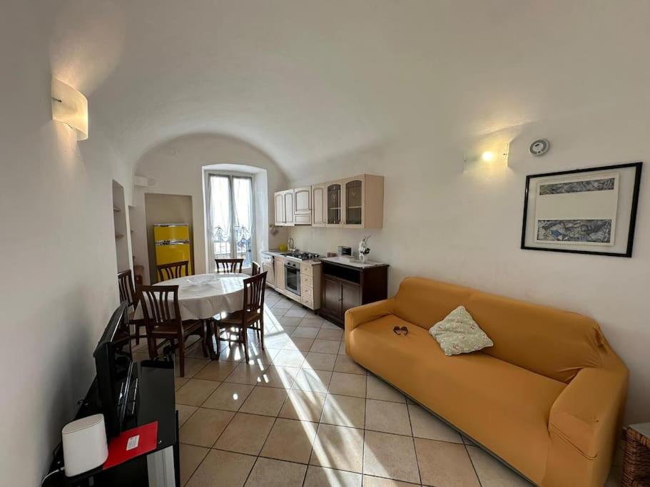 阿拉西奥[2 passi dal mare di Alassio] Ampio trilocale的客厅配有沙发和桌子