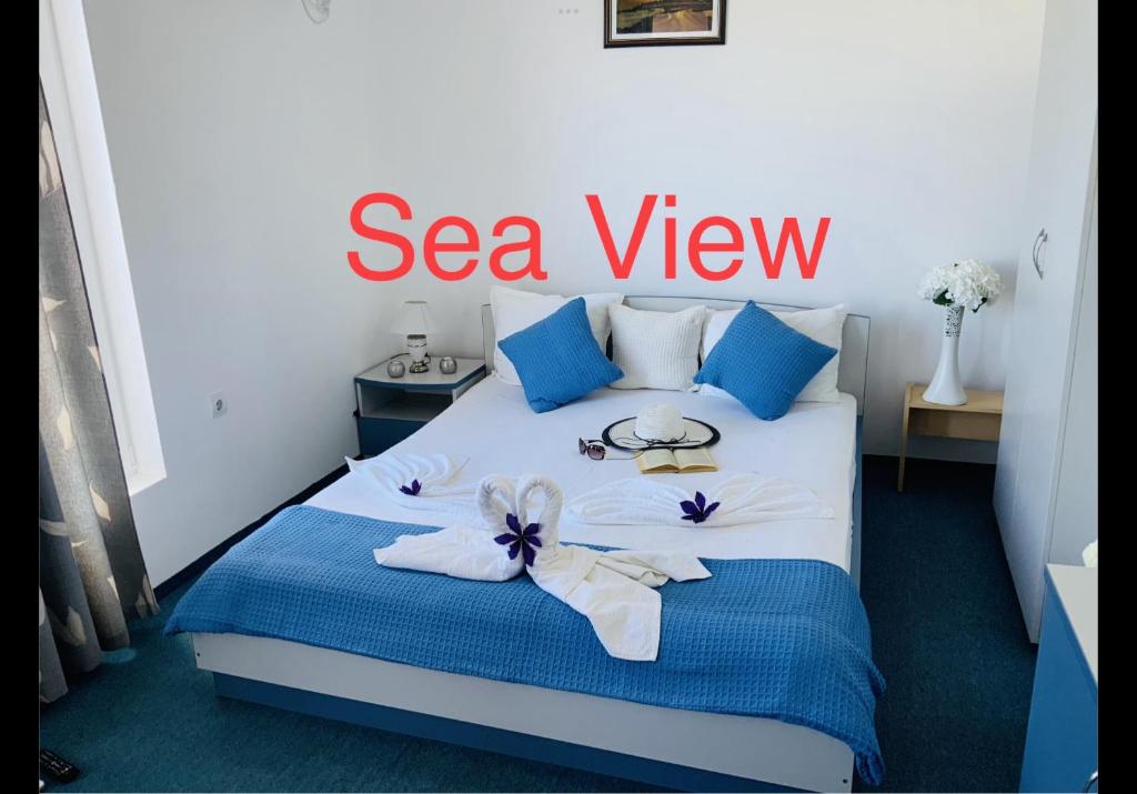 内塞伯尔Sea View Rooms Briz的酒店客房,配有一张带海景标志的床