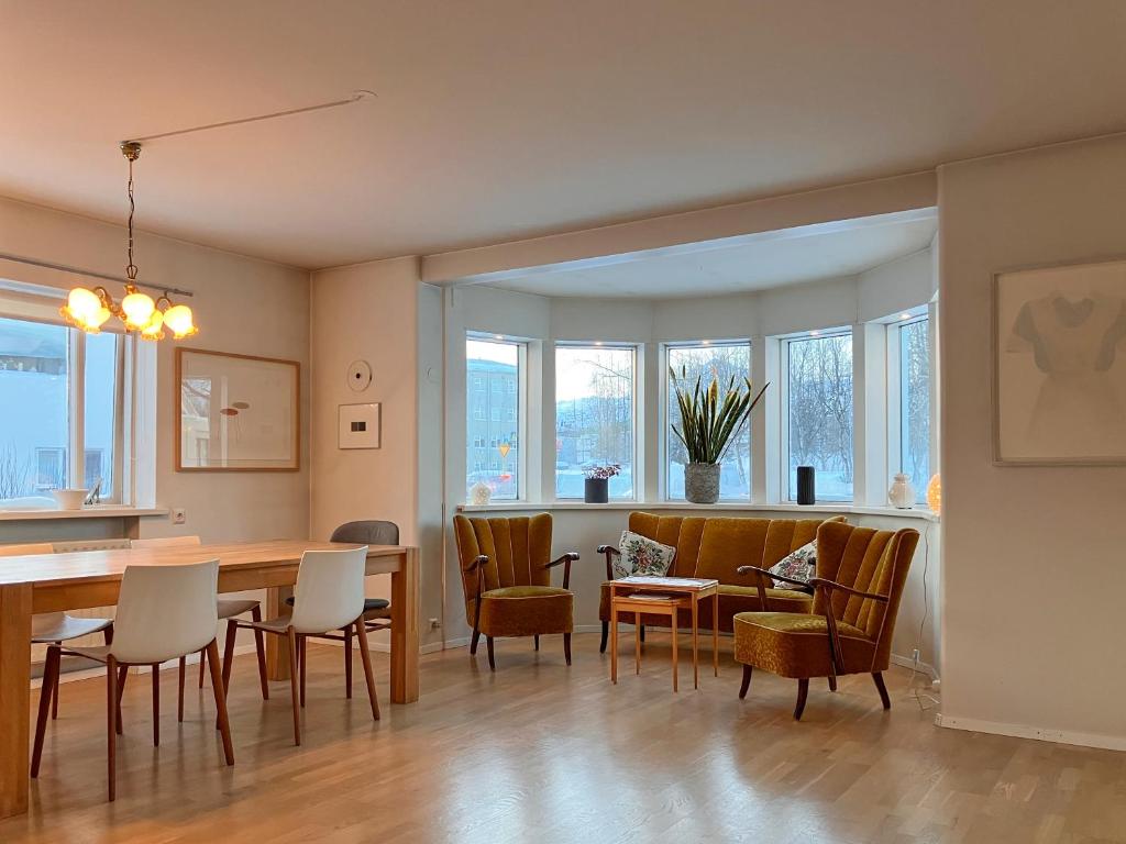 阿克雷里Great apartment in Akureyri的客厅设有餐桌和椅子