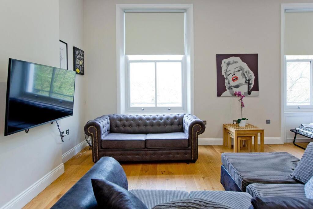 伦敦Stunning 1bed Kensington的带沙发和平面电视的客厅